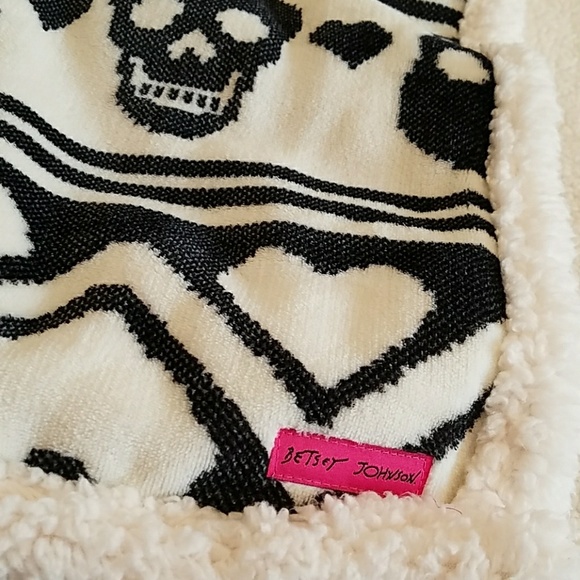 🌹FLASH SALE🌹NWT-BETSEY JOHNSON SHERPA BLANKET - Picture 5 of 8