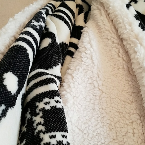 🌹FLASH SALE🌹NWT-BETSEY JOHNSON SHERPA BLANKET - Picture 8 of 8