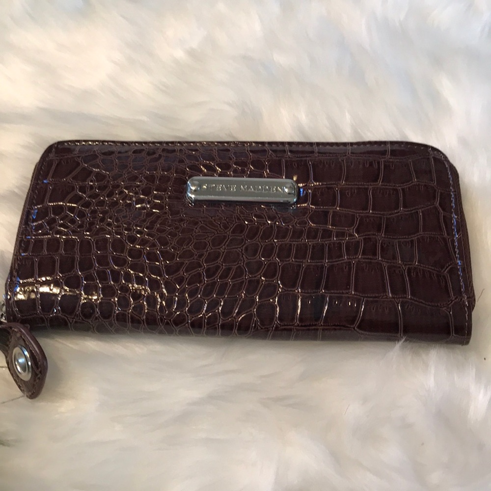 Zip around wallet.