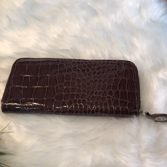 Zip around wallet. - Picture 2 of 3