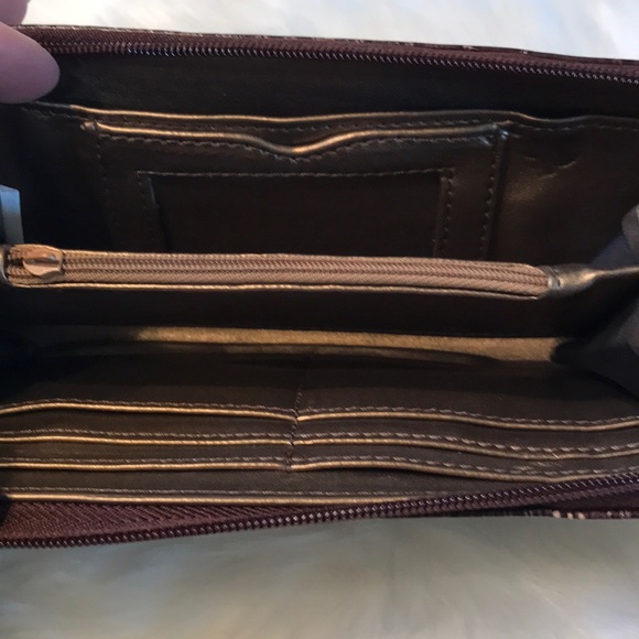 Zip around wallet. - Picture 3 of 3