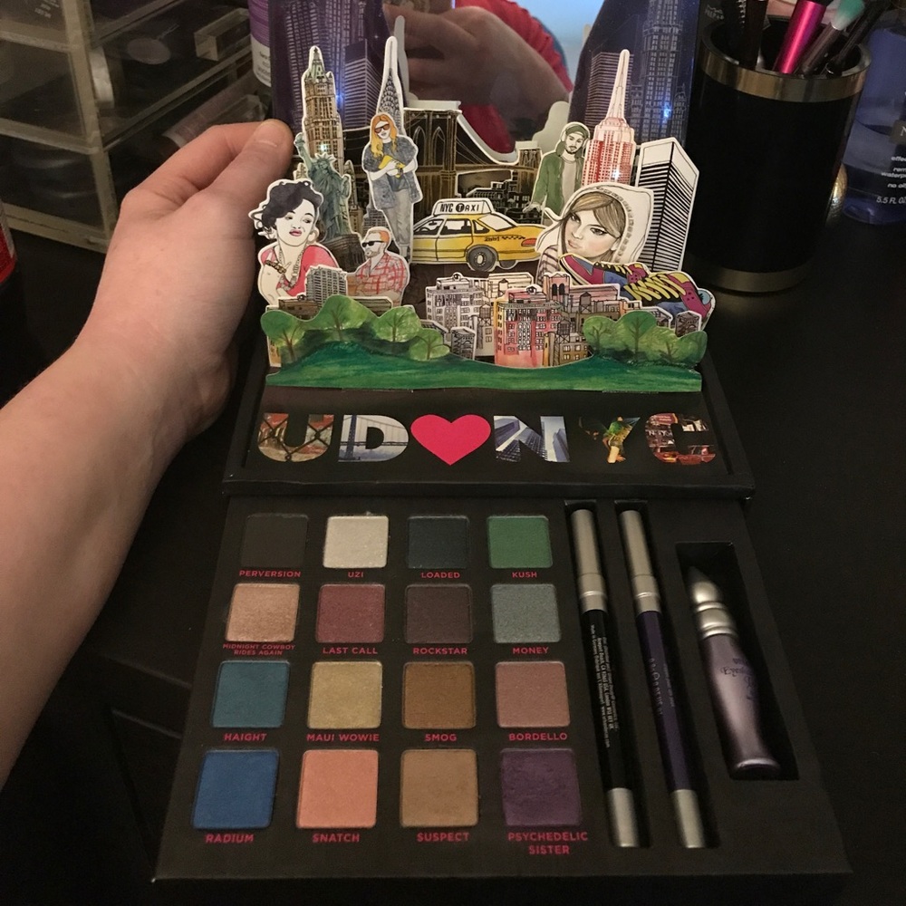 🌟♥️SOLD♥️🌟Urban Decay,Book Of Shadows vol 3 .