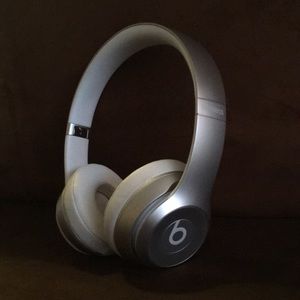 Wireless beats by dee solo 2