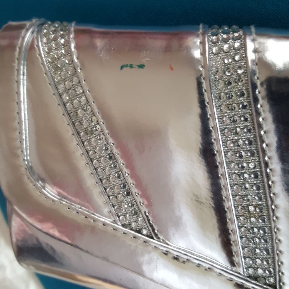 SILVER CLUTCH - Picture 2 of 2