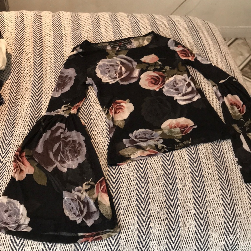 Long bell bottom sleeve🌸🌸