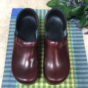 Women’s Dansko 40 clogs