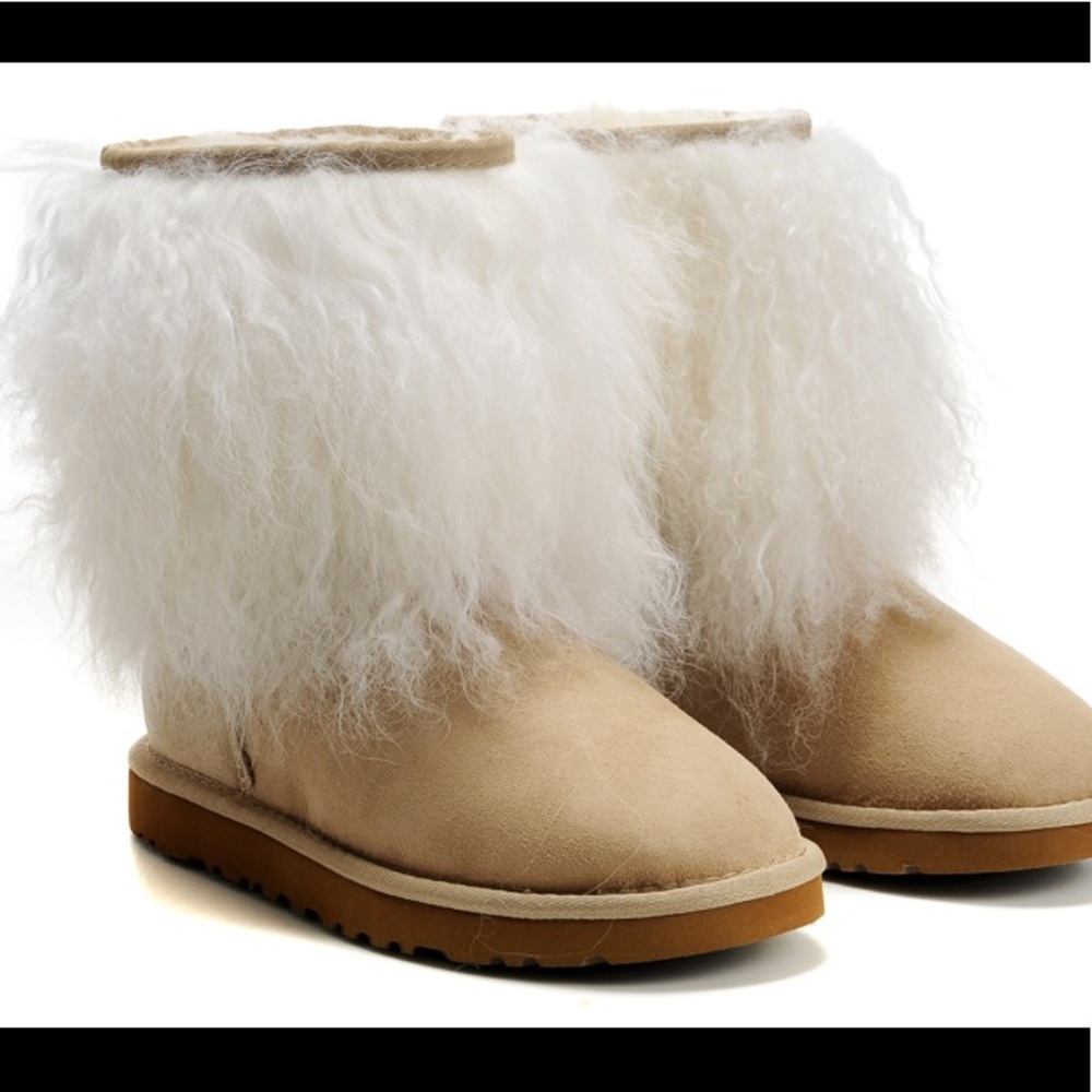 UGG WOMEN SHORT SHEEPSKIN CUFF SAND BOOT