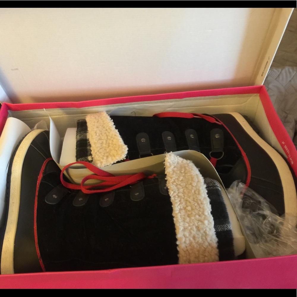 Black plaid Sherpa snow winter boots