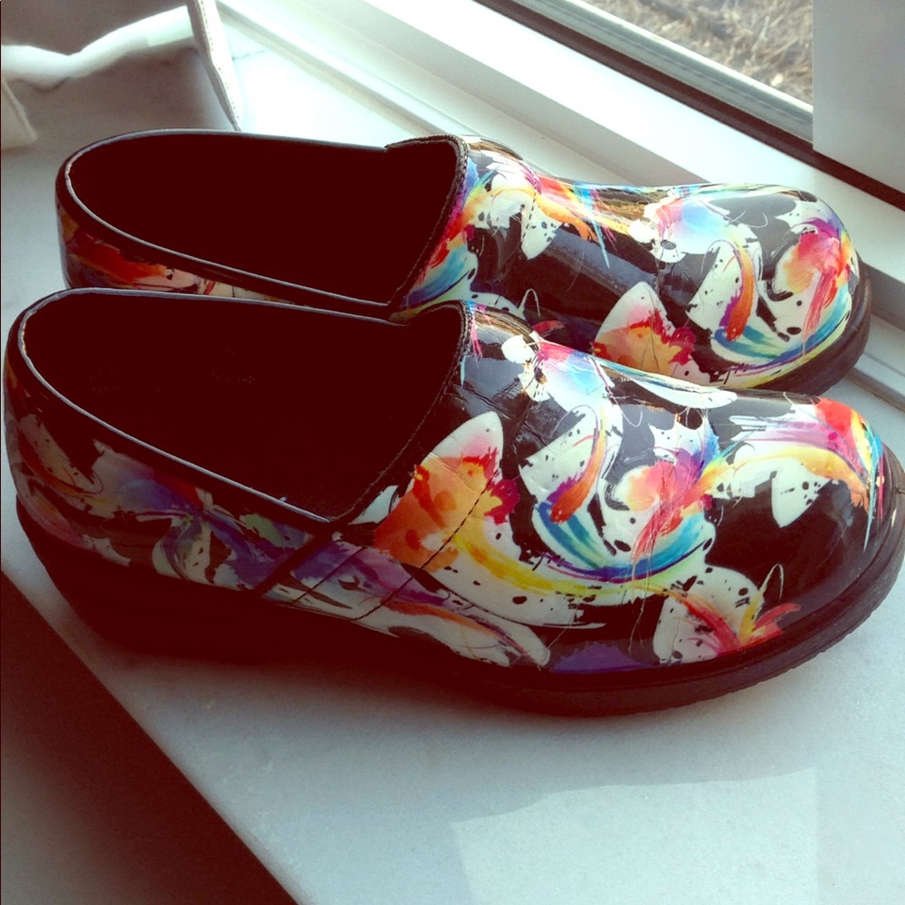 Multi-colored Water-resistant Clogs