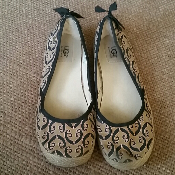 Ugg flats - Picture 1 of 8