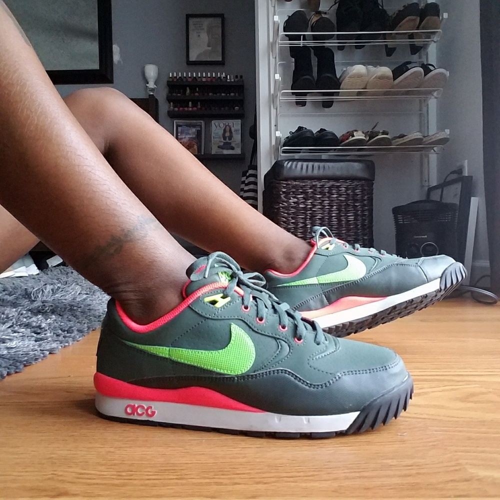 Nike acg YOUTH sz 6.5 fits like a woman's 7.5