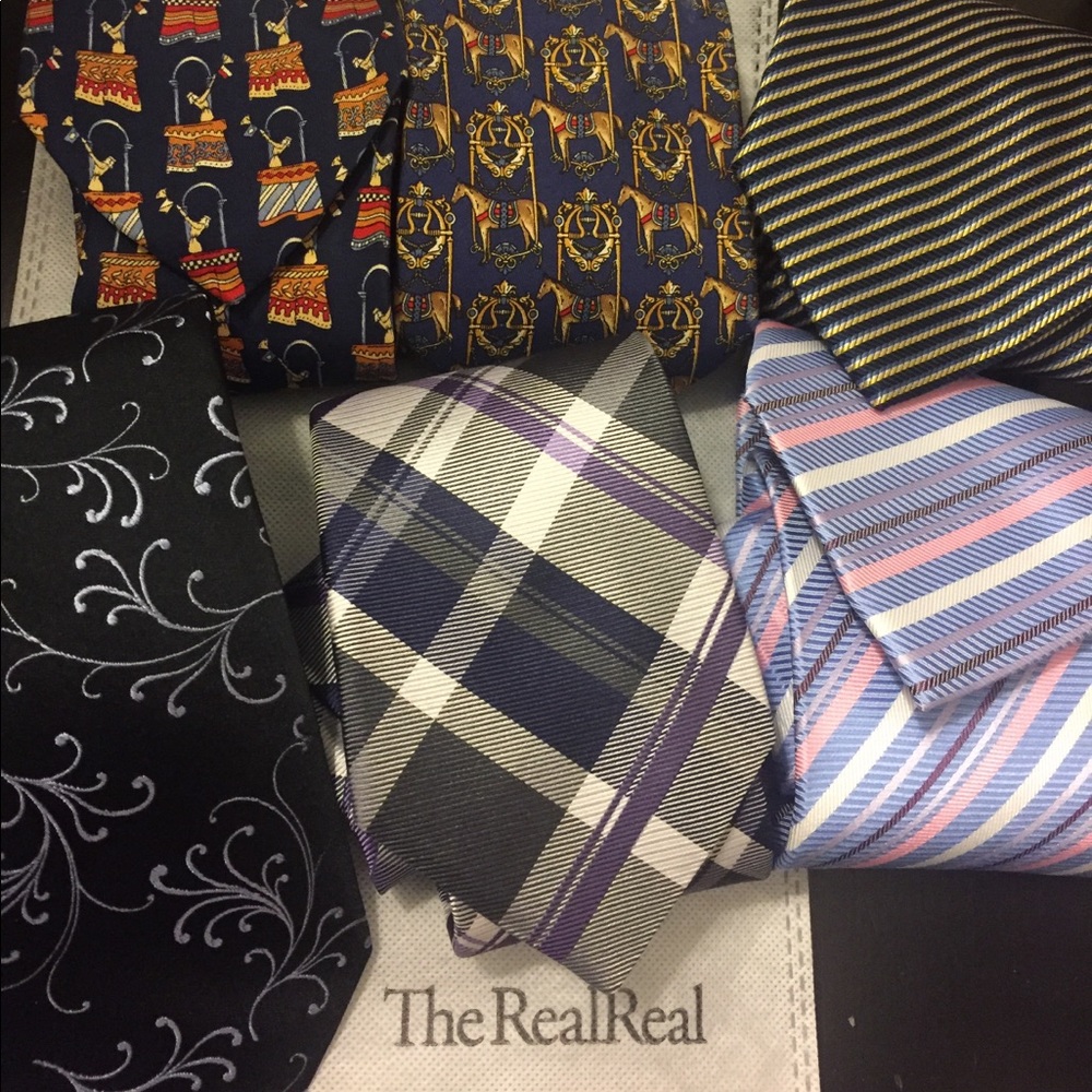 Ferragamo tie. Festive print. Silk.