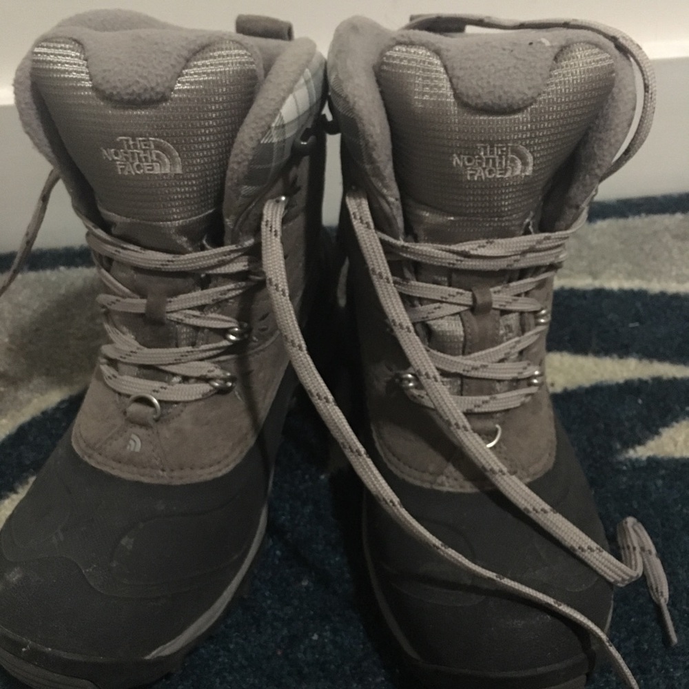 THE NORTH FACE women’s weather-proof snow boots