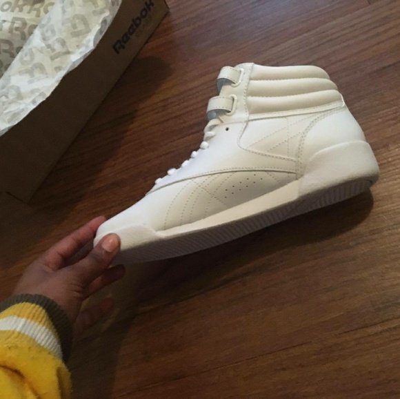 White hightop Reebok classics - Picture 3 of 5