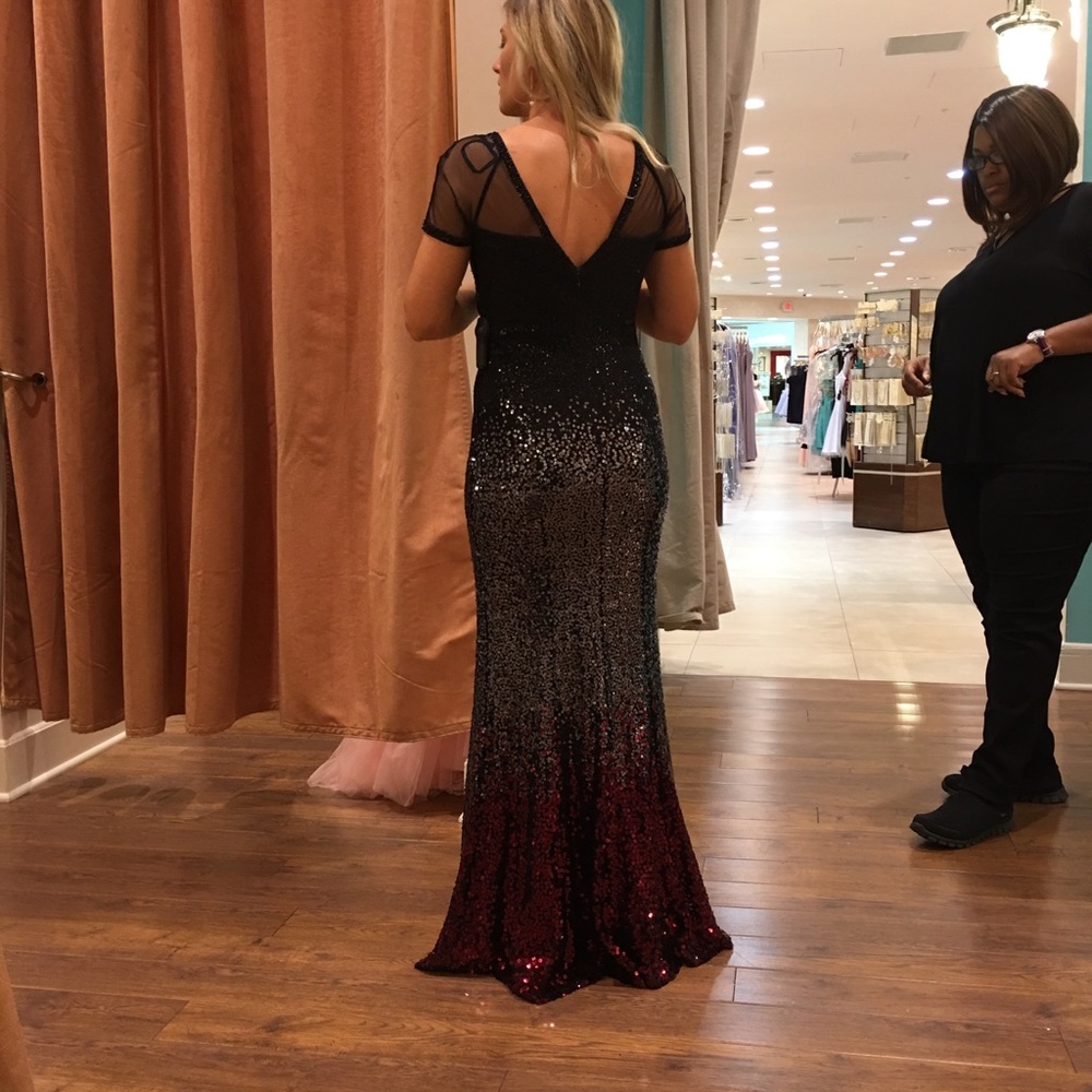 Sexy elegant sequins dress👗👠 - Picture 2 of 3