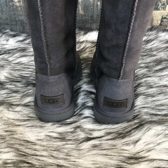 ✨Women’s UGG Classic Tall II in Gray ✨ - Picture 3 of 7
