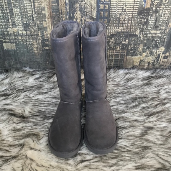 ✨Women’s UGG Classic Tall II in Gray ✨ - Picture 4 of 7