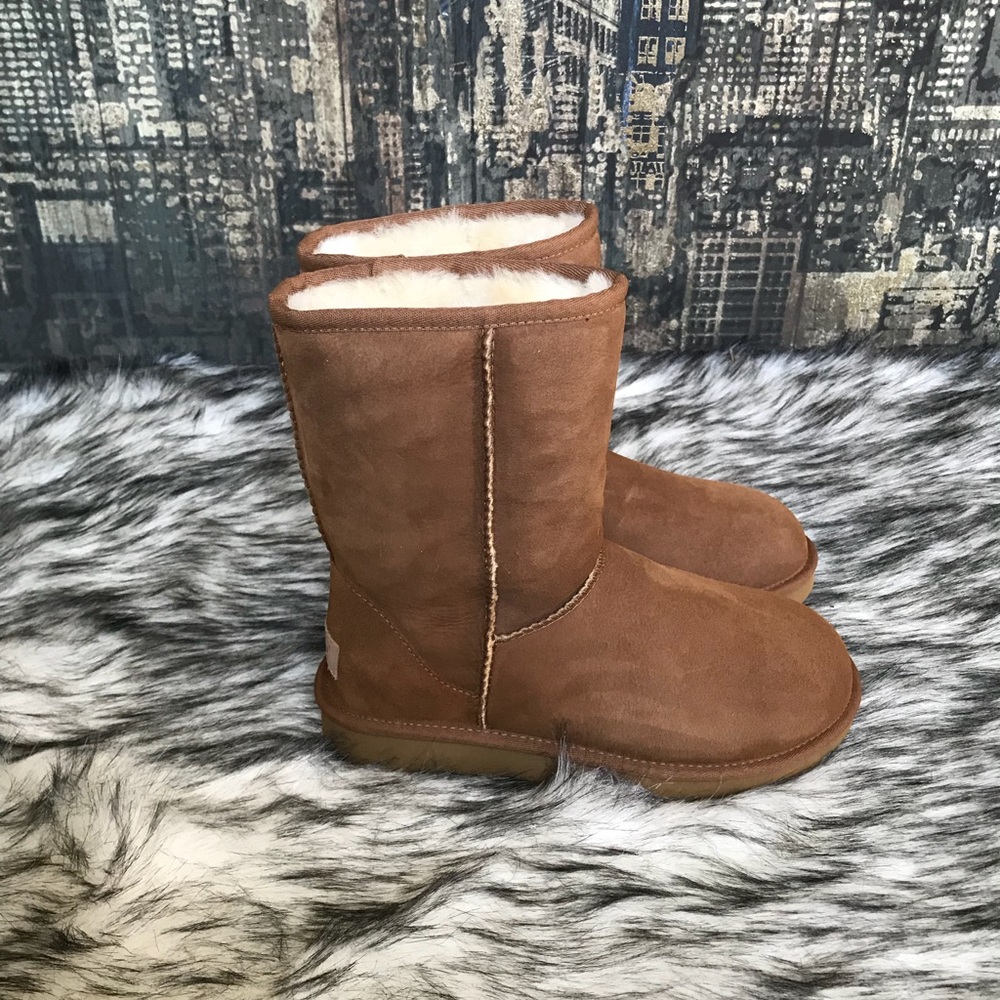 ✨Women’s UGG Classic Short II in Chestnut ✨