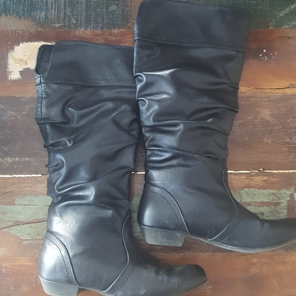 Shoes - Black slouchy boots