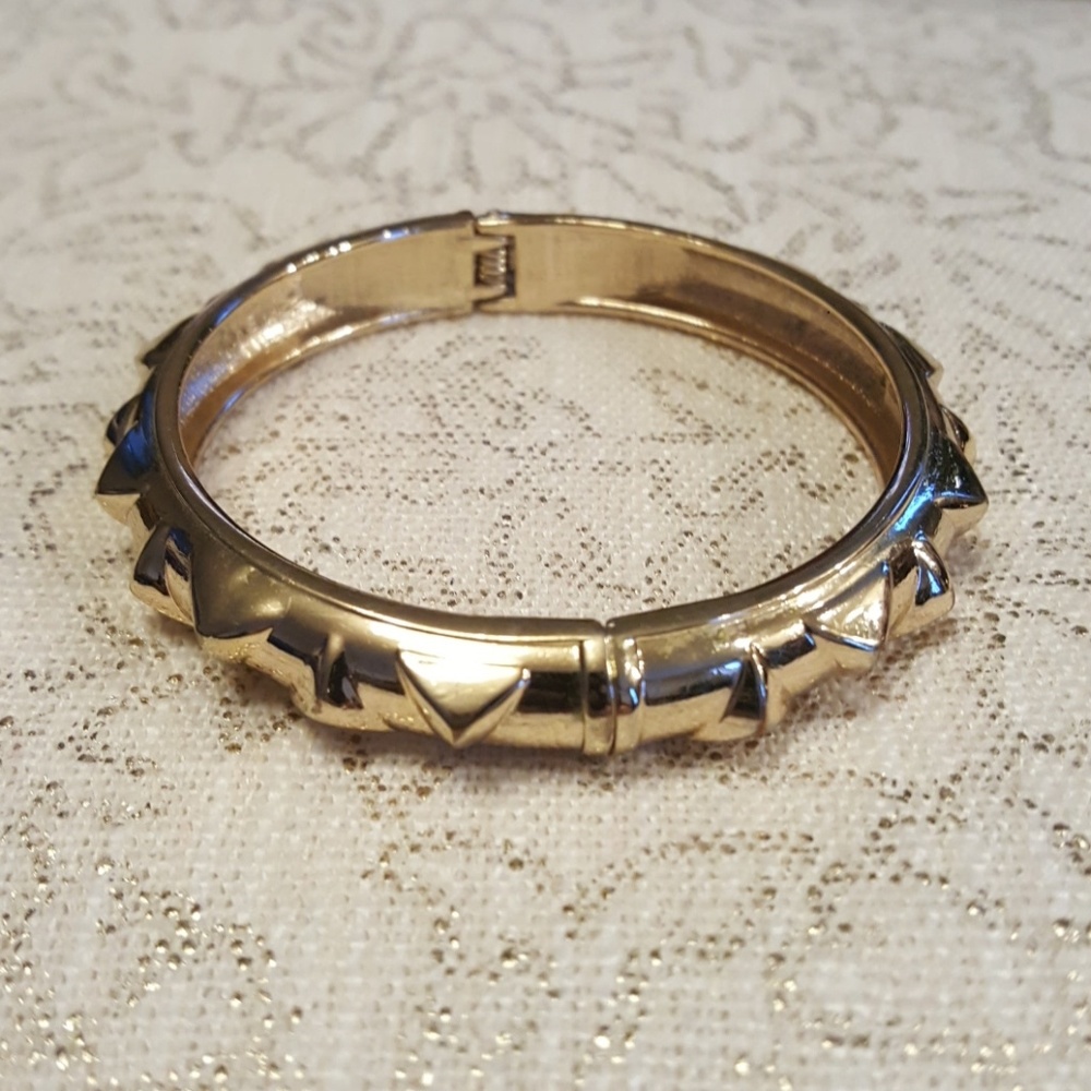 Gold spikey bracelet