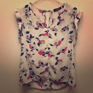 Beautiful flowing Nine West top