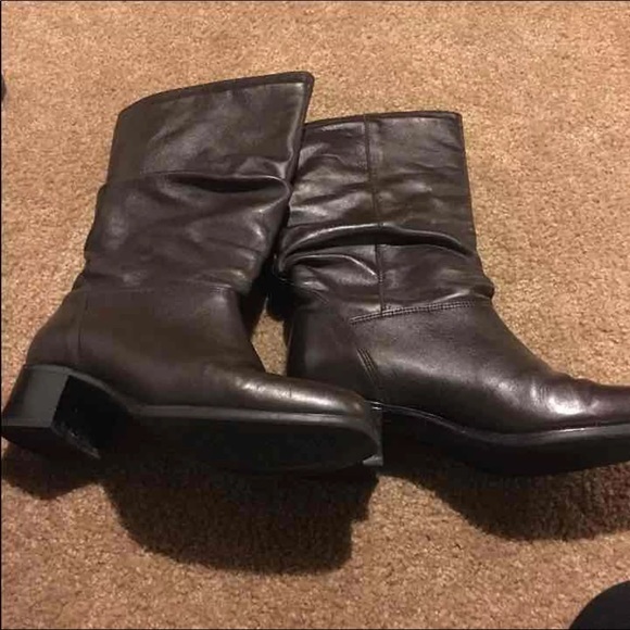 Brown boots size 8 - Picture 2 of 3