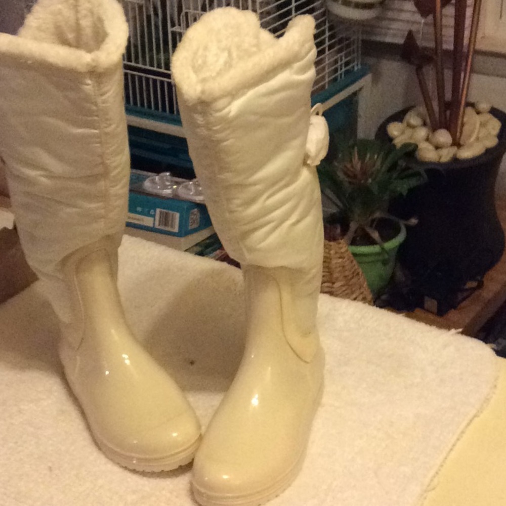 White snow boots