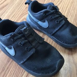 Toddler Nike roshe size 8