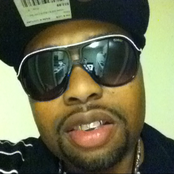 Poshmark profile picture for @tray