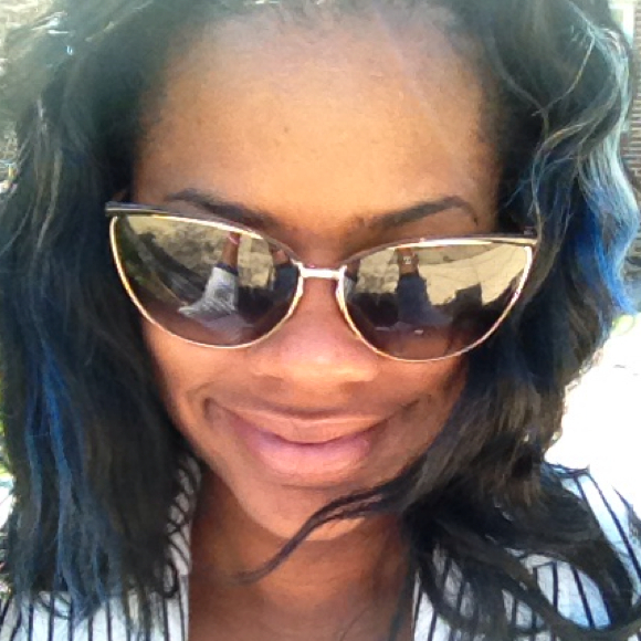 Poshmark profile picture for @ebony