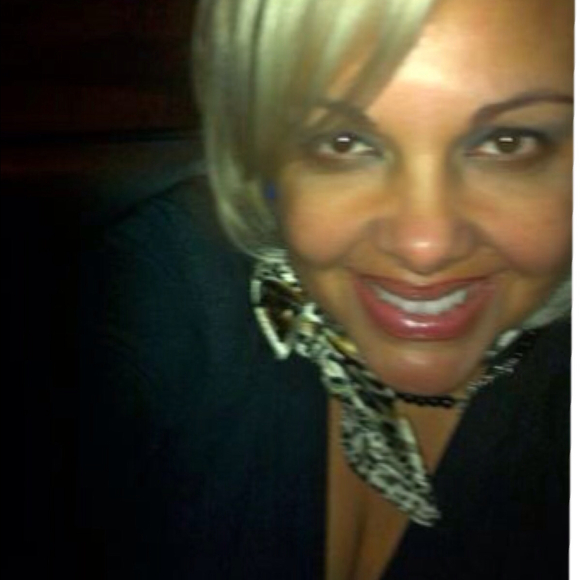 Poshmark profile picture for @ili