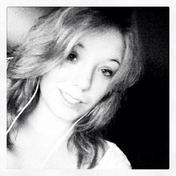 Poshmark profile picture for @salina