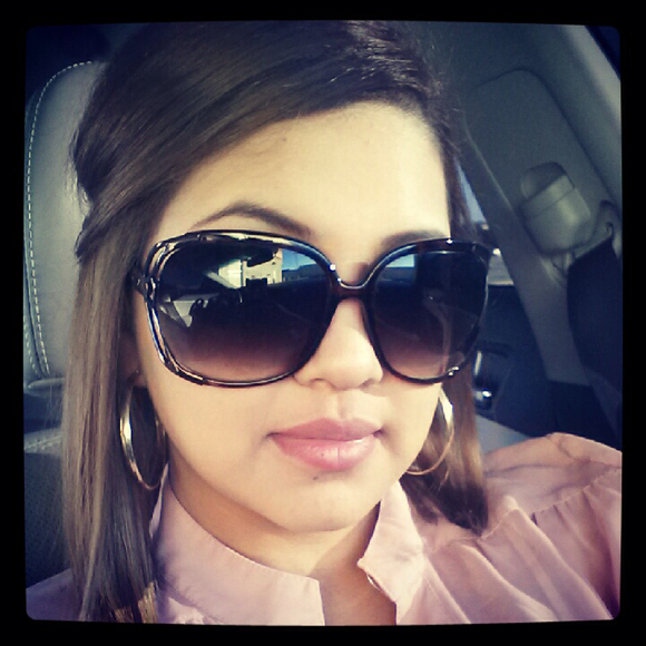 Poshmark profile picture for @irosema