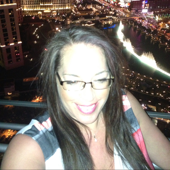 Poshmark profile picture for @mramos