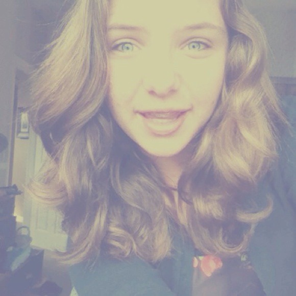 kelliholmes_