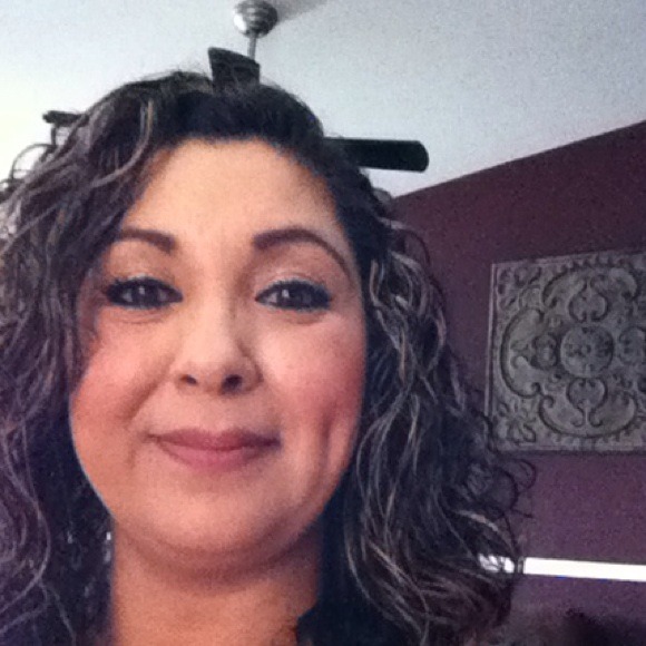 Poshmark profile picture for @fullerton