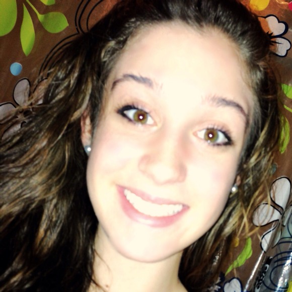 Poshmark profile picture for @victoria6