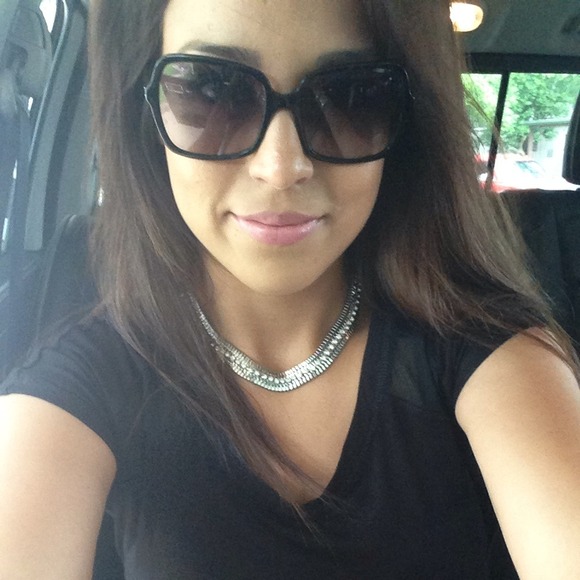 Poshmark profile picture for @lopeza