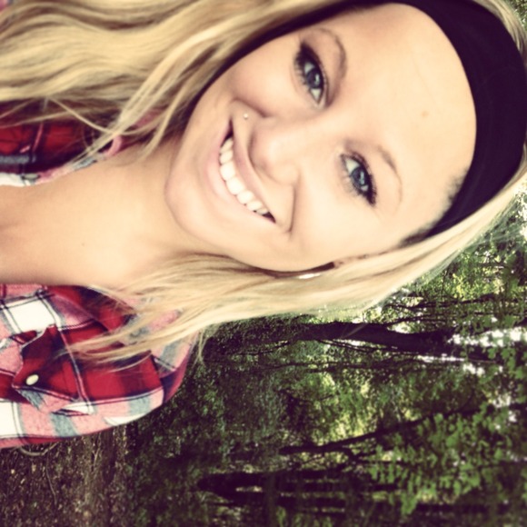 Poshmark profile picture for @akron