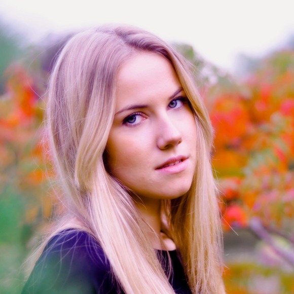 Poshmark profile picture for @lovisa