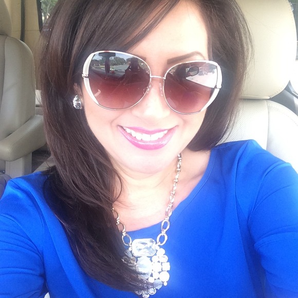Poshmark profile picture for @tripod