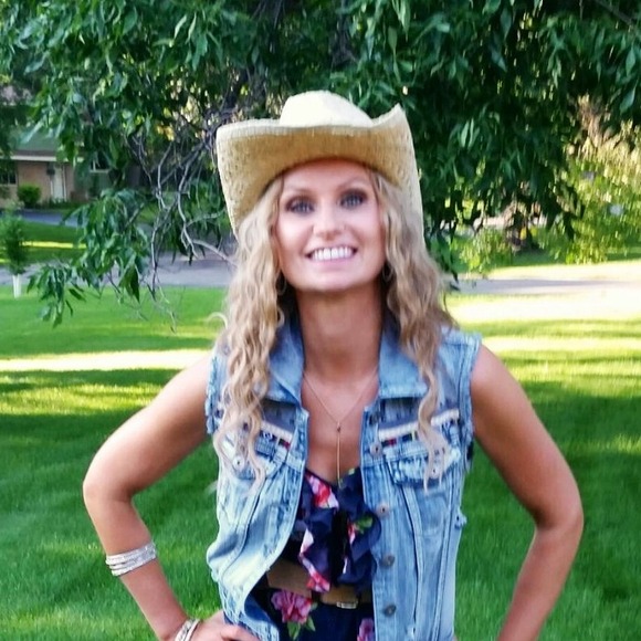 Poshmark profile picture for @estonian