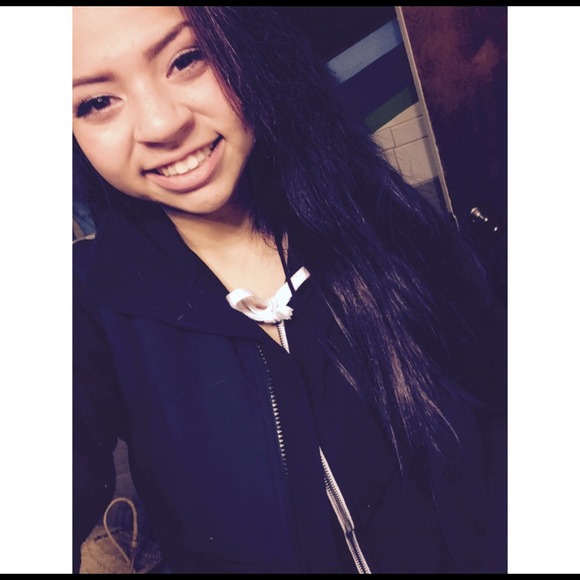 Poshmark profile picture for @taia