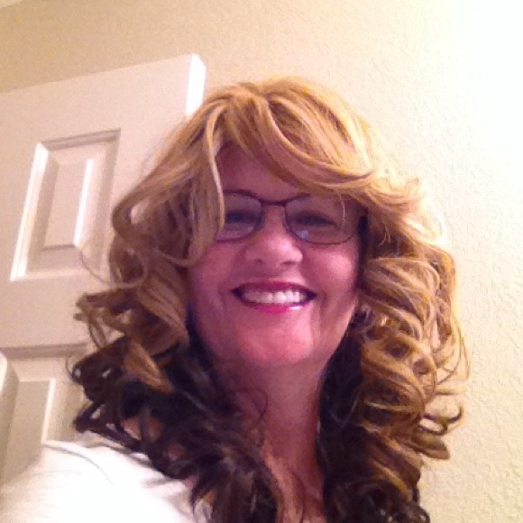 Poshmark profile picture for @tort