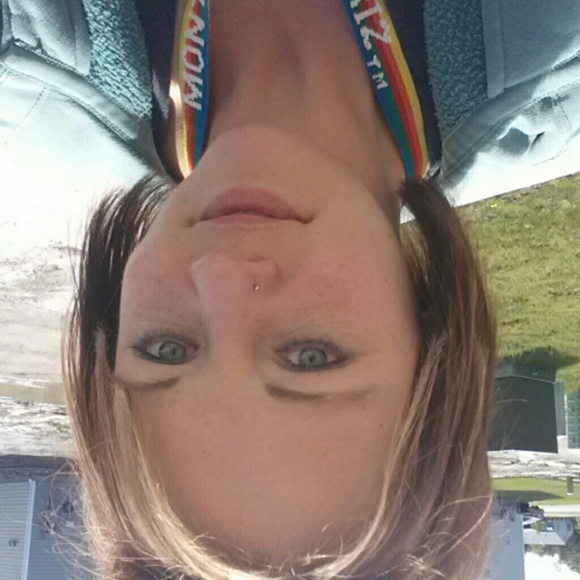 Poshmark profile picture for @tinkering