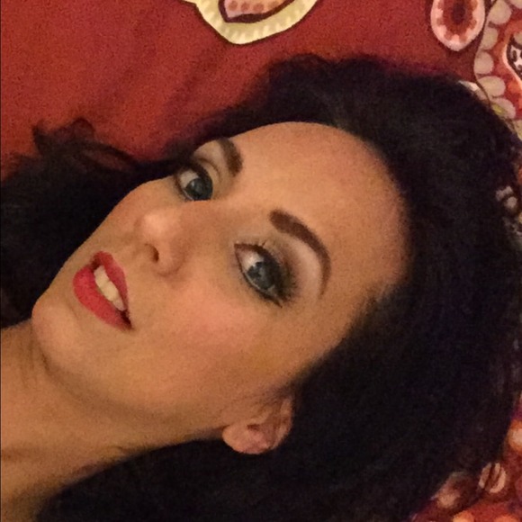 Poshmark profile picture for @indulgent
