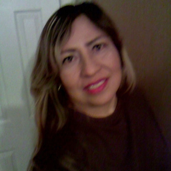 Poshmark profile picture for @idala