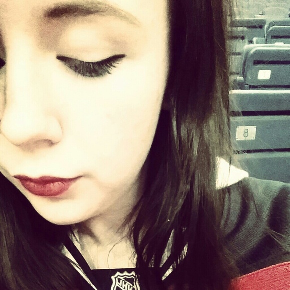 Poshmark profile picture for @devils