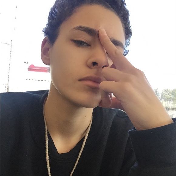Poshmark profile picture for @fare