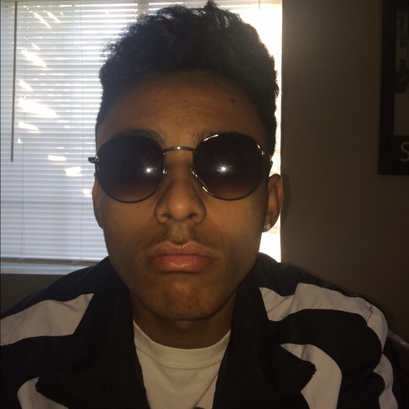 Poshmark profile picture for @colored